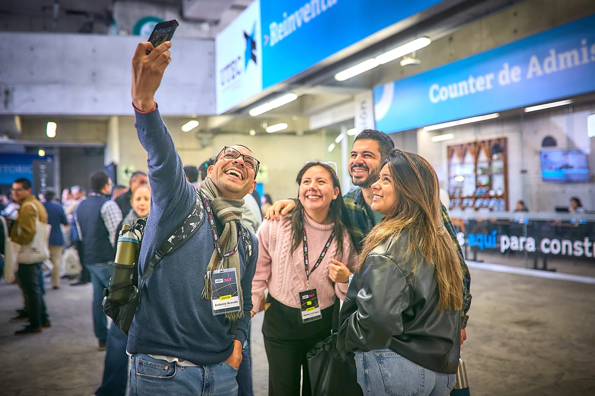 Profesionales de SHIFT en un evento de innovación
